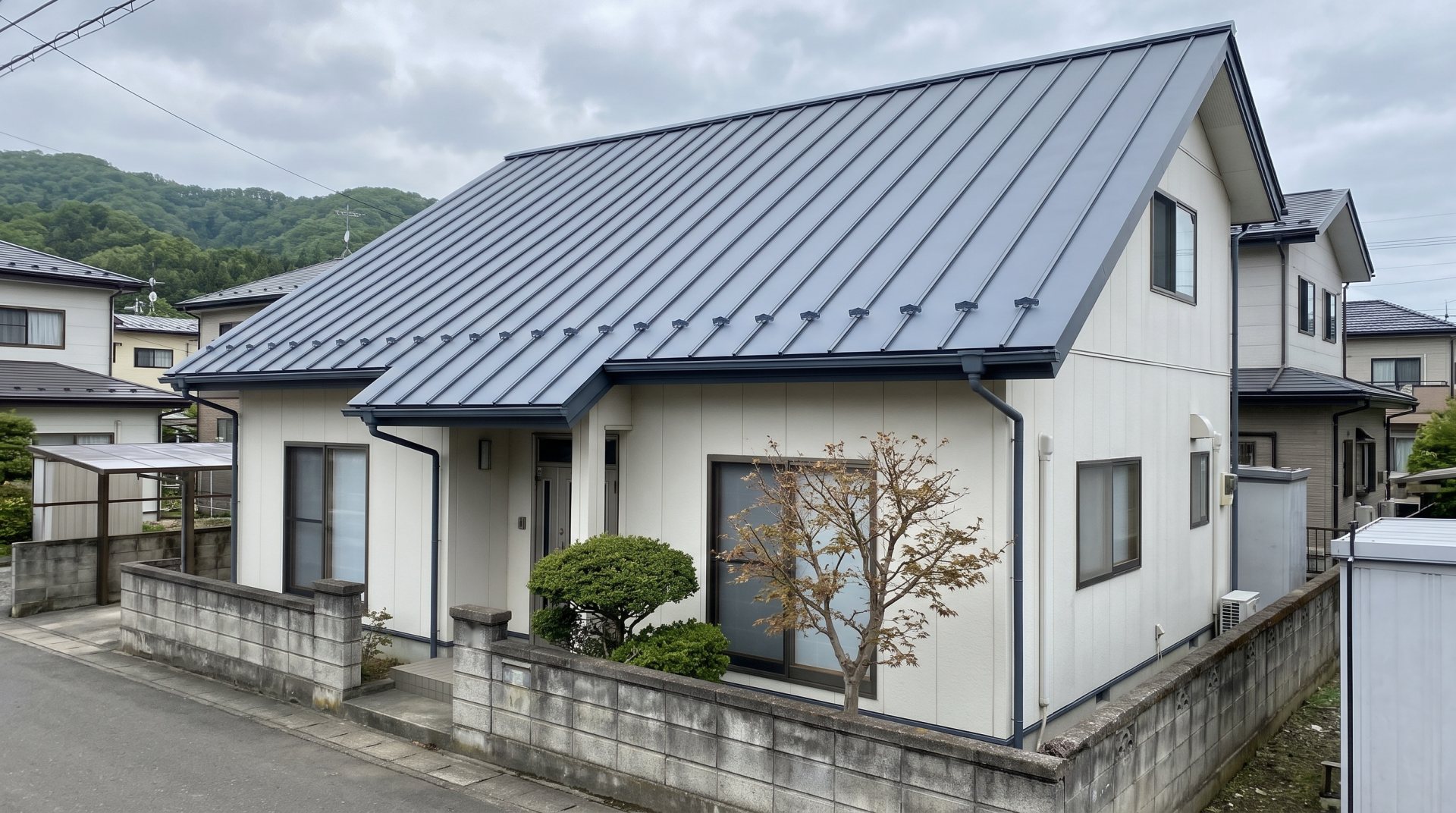 雪止めの金具が並ぶ、塗り替えを終えた金属屋根の家（イメージ）
